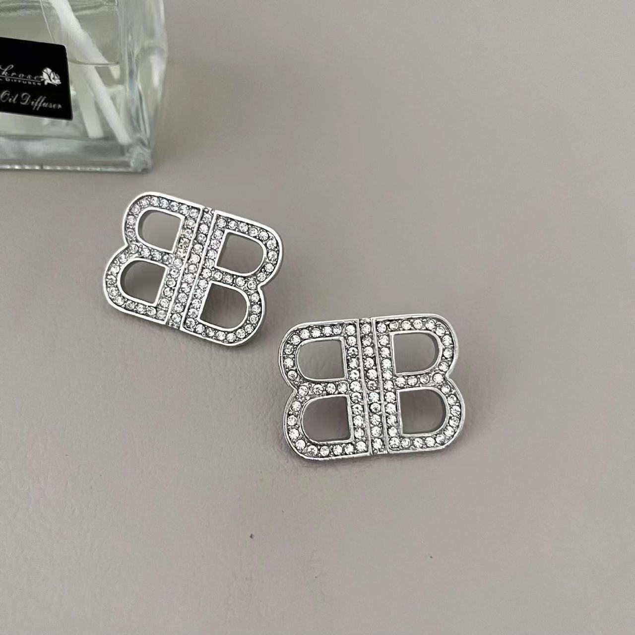 【雑貨】2色展開ピアス W12190