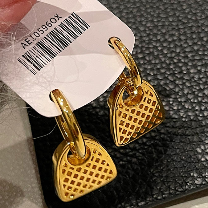 【雑貨】英字柄配色ピアス T0725