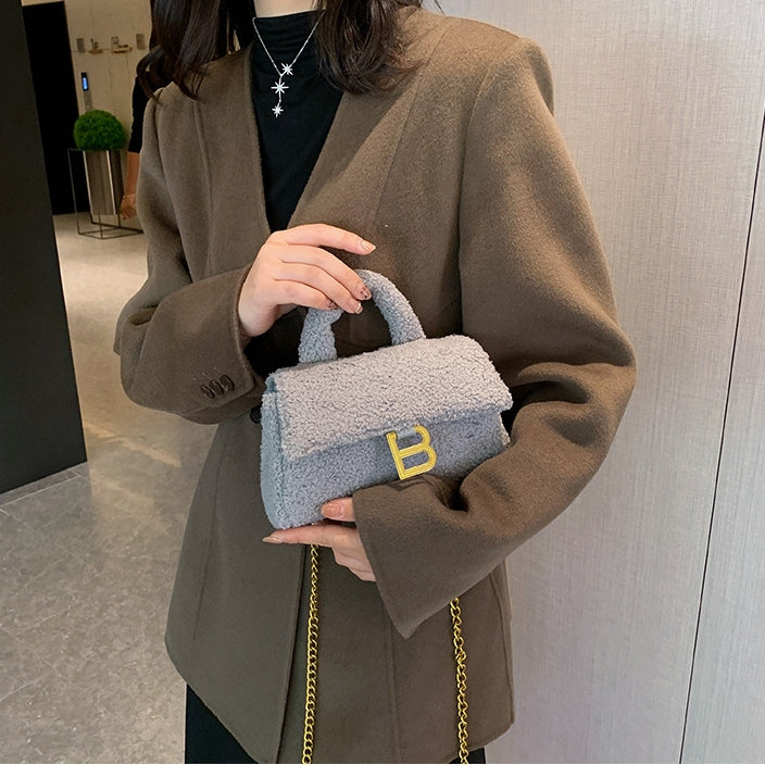 【雑貨】新入荷~ラムウール人気チェーンバッグ Z-6538