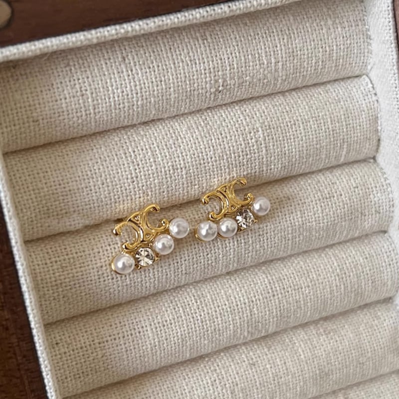 【雑貨】ビーズ英字柄ピアス W10905