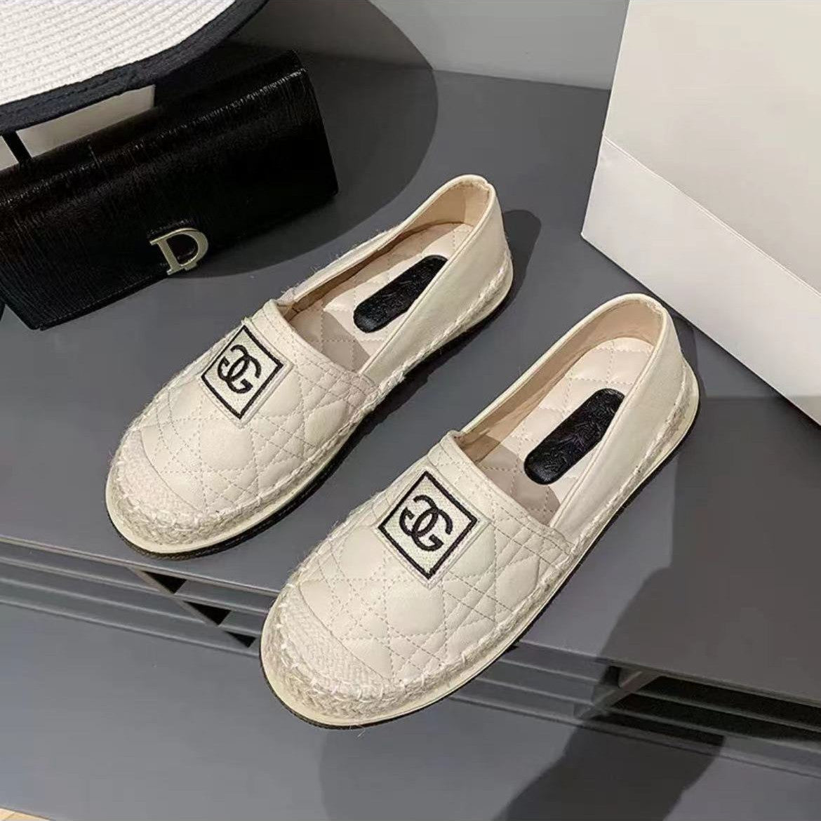 【Shoes】新入荷~2色フラットシューズ W10105
