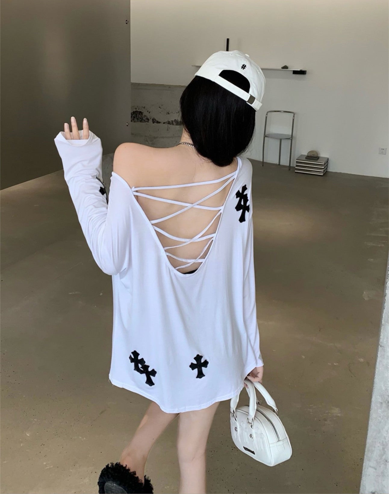 【Tops】バック透かし彫り薄いTシャツ W13113