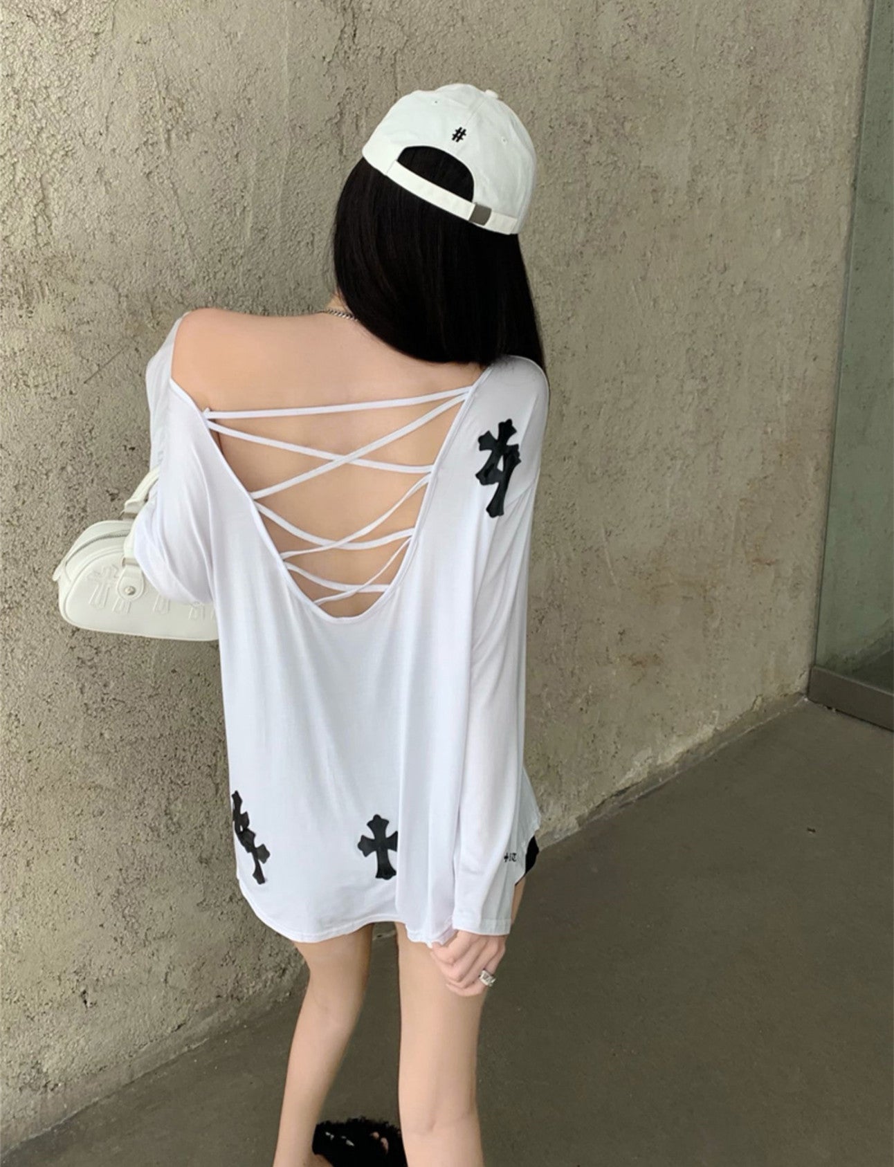 【Tops】バック透かし彫り薄いTシャツ W13113