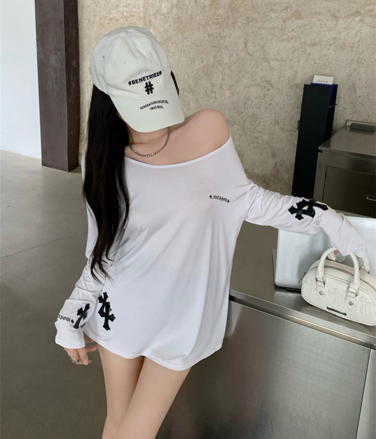 【Tops】バック透かし彫り薄いTシャツ W13113
