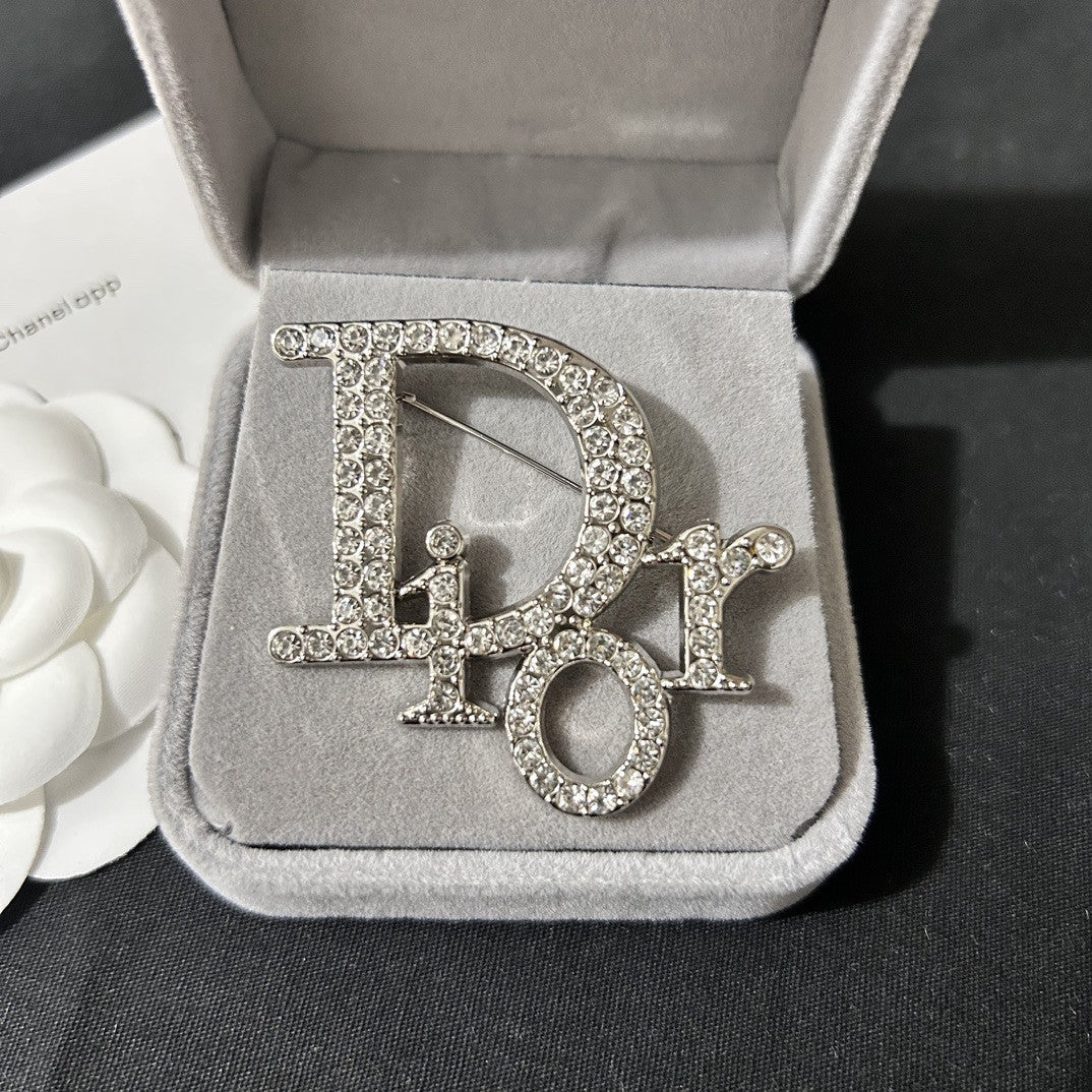 【雑貨】キラキラダイヤモンドデザインブローチ T01500