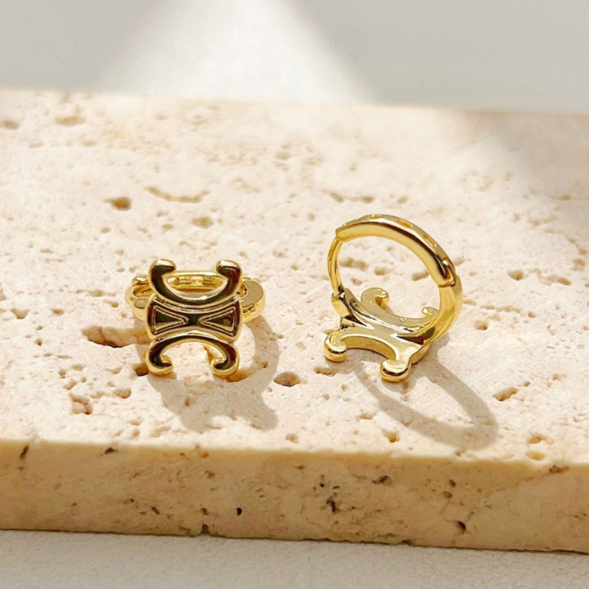 【雑貨】英字柄ピアスアクセサリー T01697