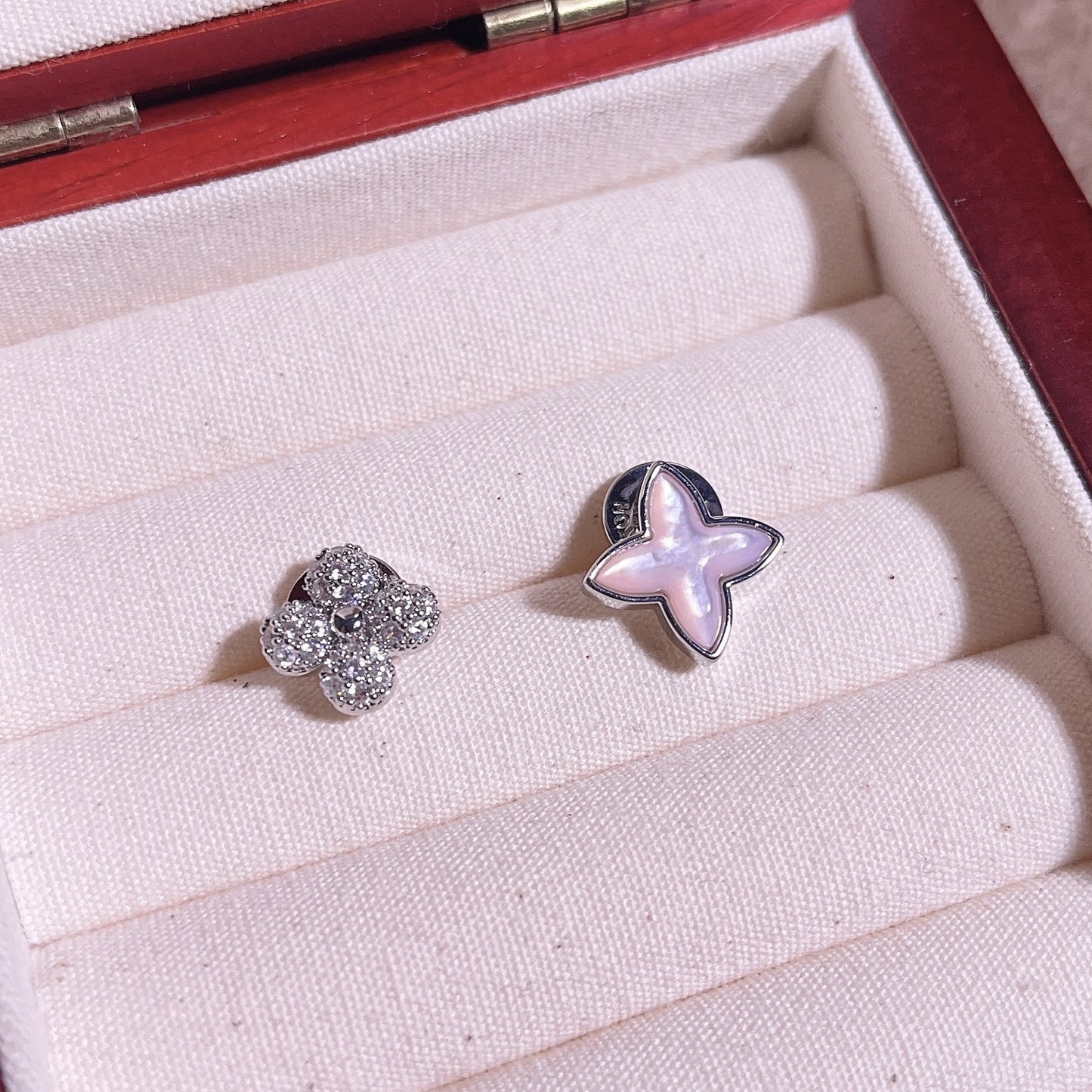 【雑貨】透かしクローバーの幸せピアス T01804