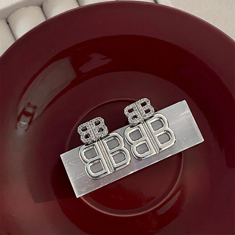 【雑貨】英字柄ファッションピアス T01316