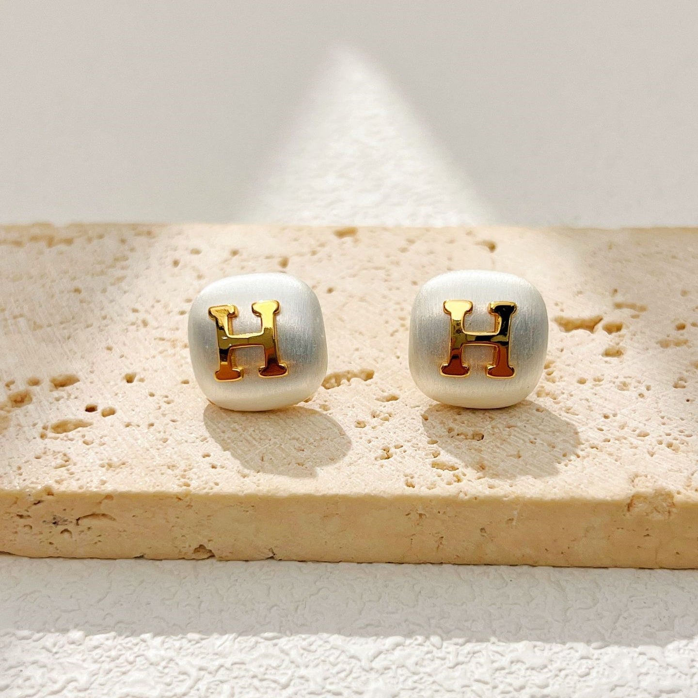 【雑貨】シンプルスクエア・ブラシ加工ピアス T01741