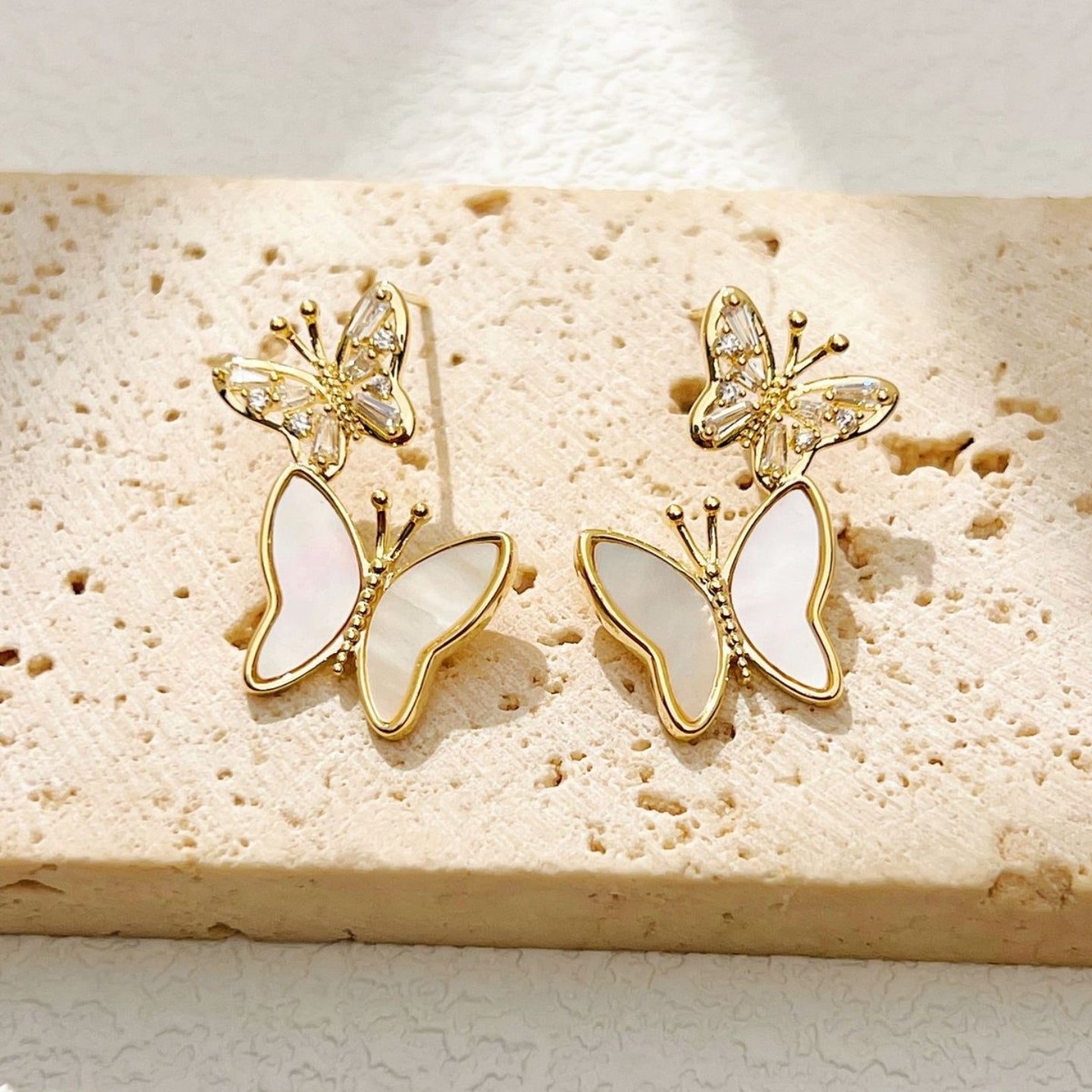 【雑貨】蝶々ジルコンイヤリング T01736