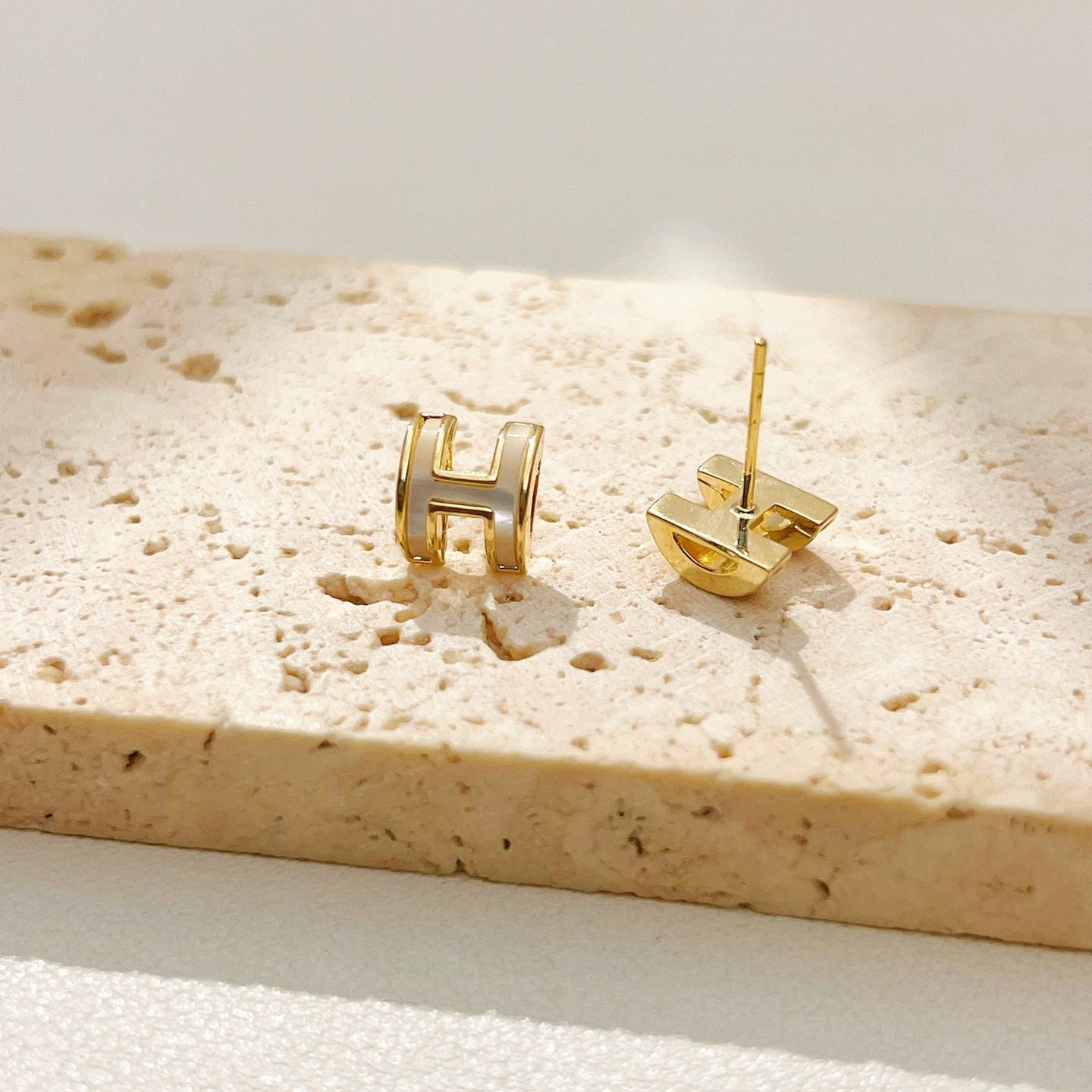 【雑貨】ラグジュアリーレターピアス T01728