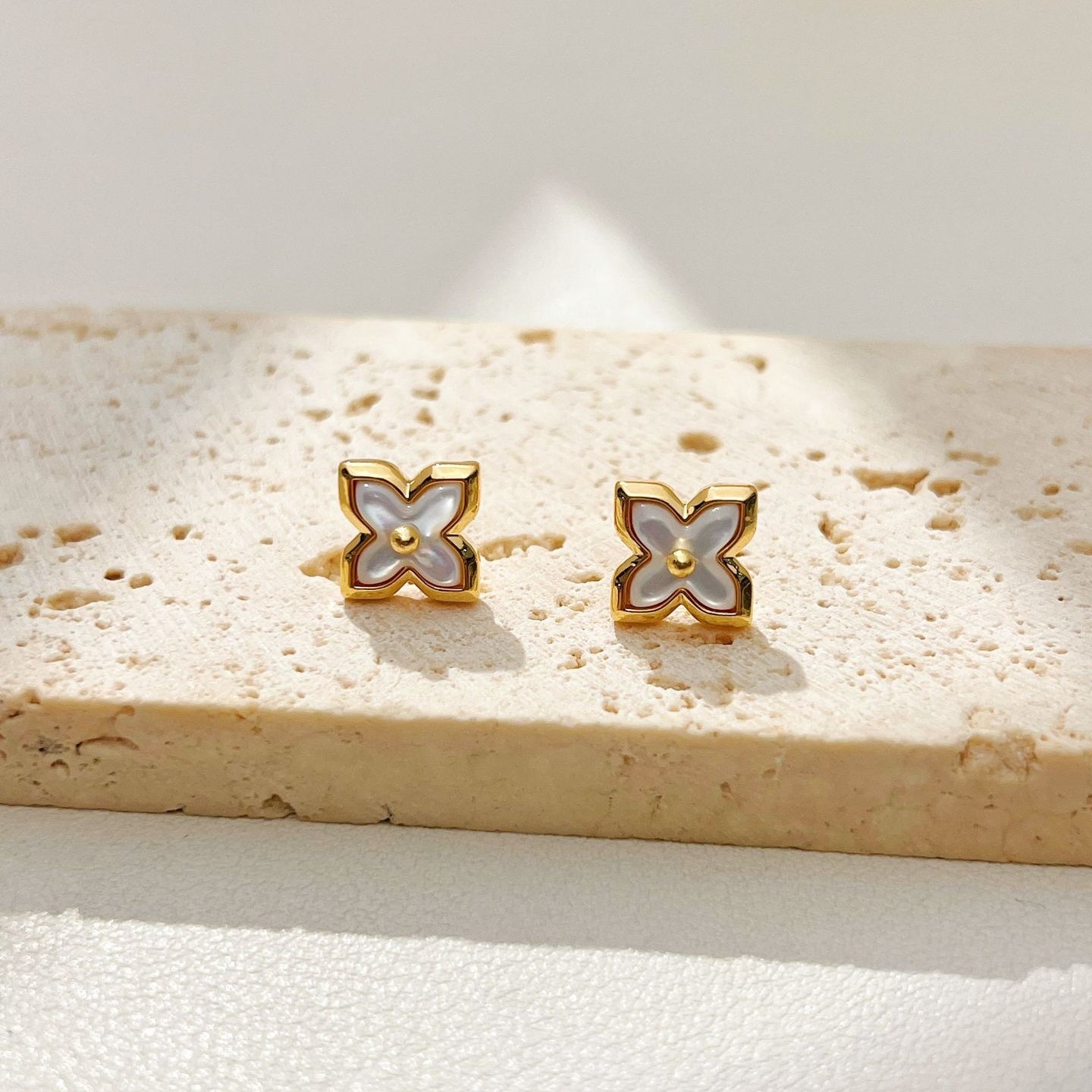 【雑貨】クローバーデザインピアス T01730