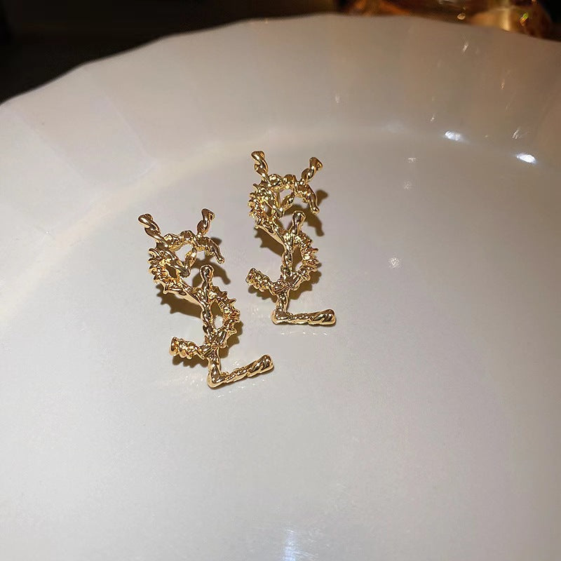【雑貨】英字柄ピアス W14368
