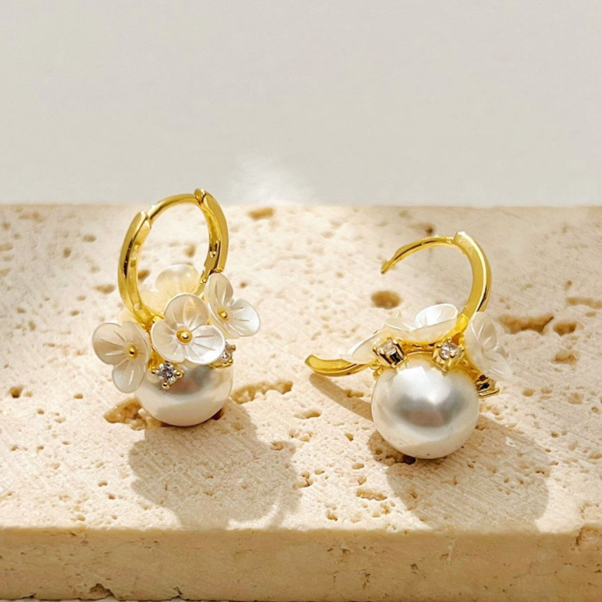 【雑貨】花型パールピアス T01754