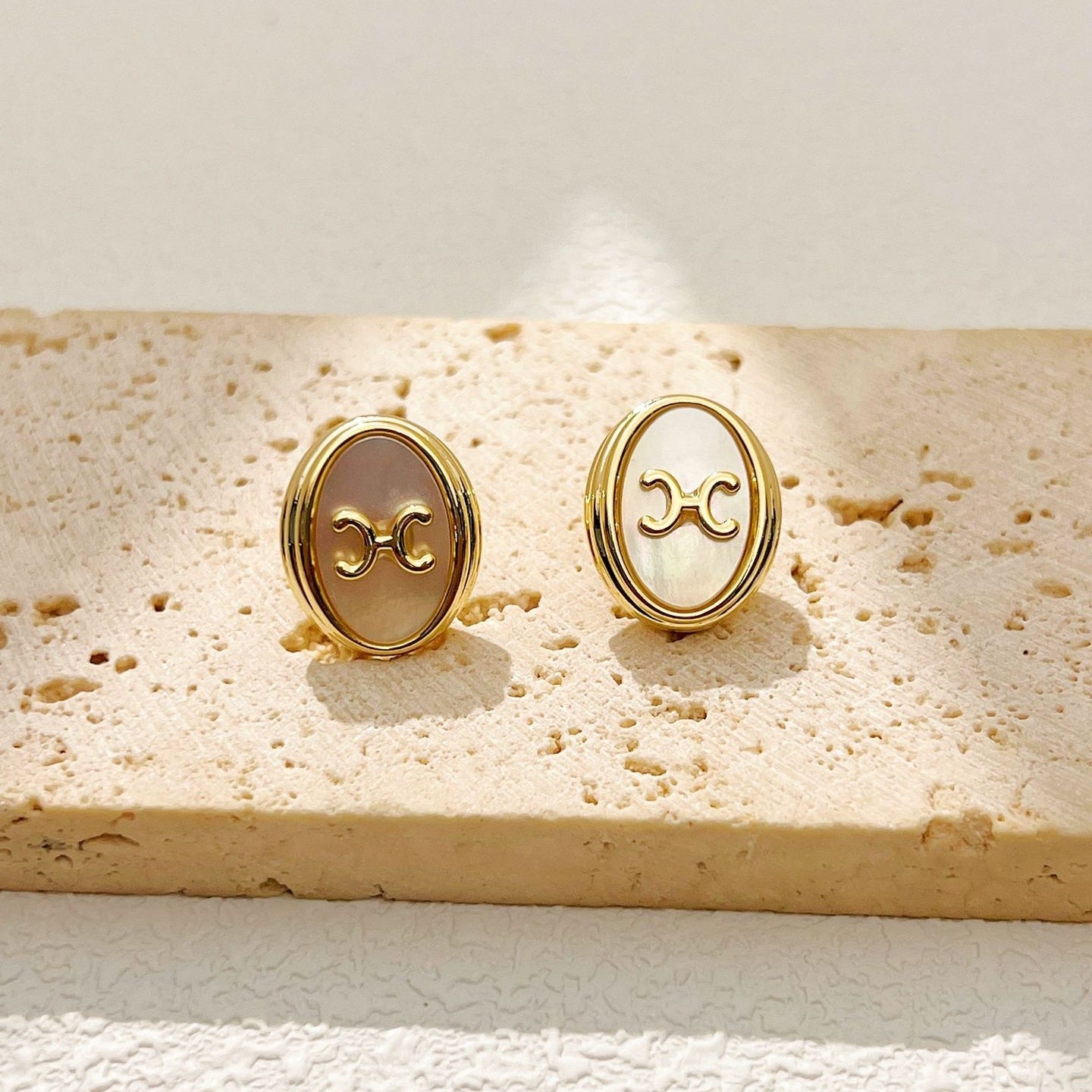 【雑貨】オーバルシェルピアス T01735