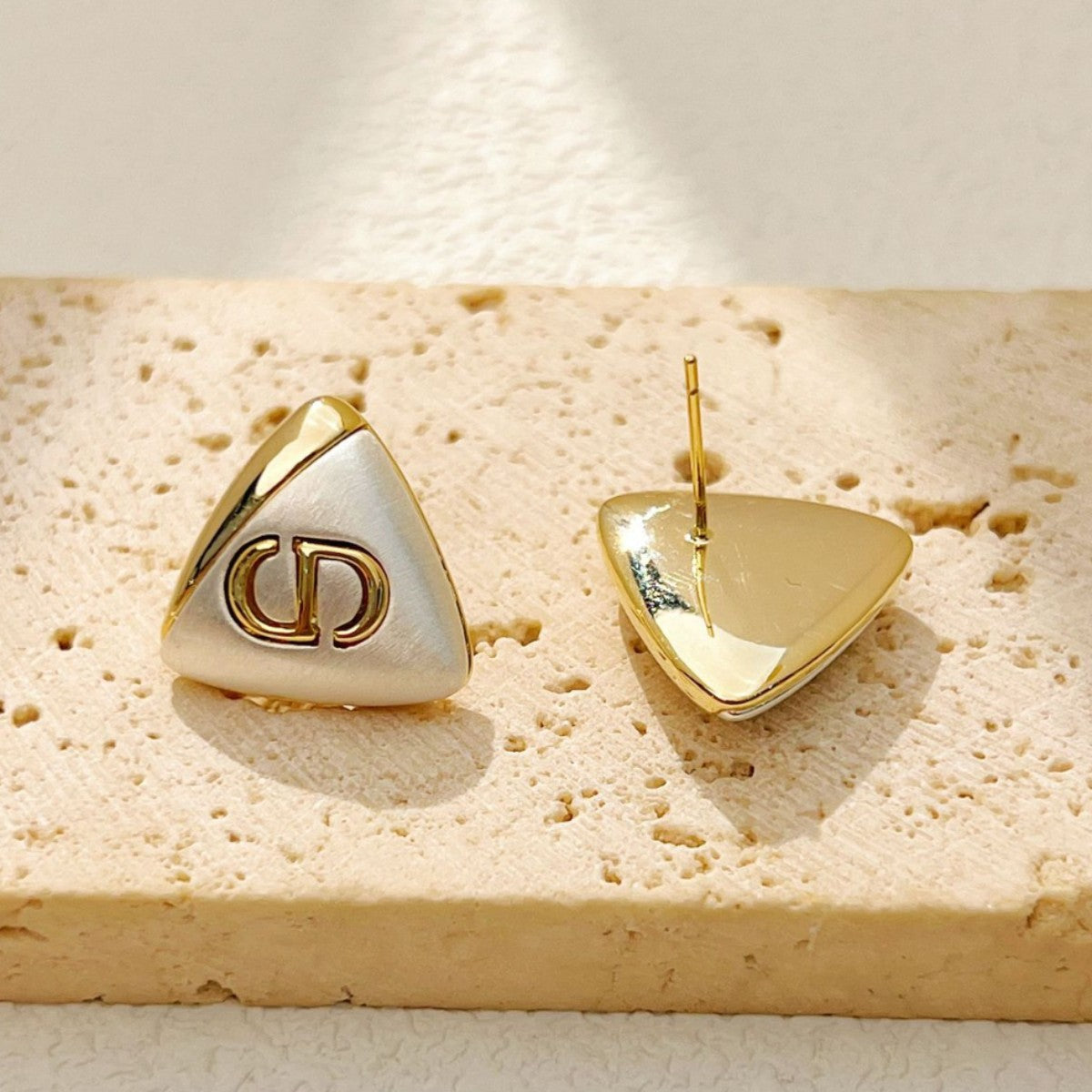 【雑貨】ミニマル・トライアングルピアス T01720