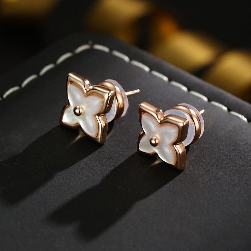 【雑貨】クローバーデザインピアス T01730