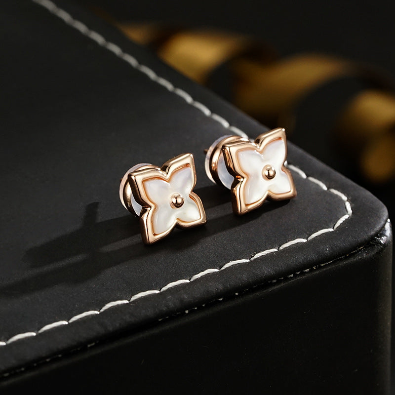 【雑貨】クローバーデザインピアス T01730