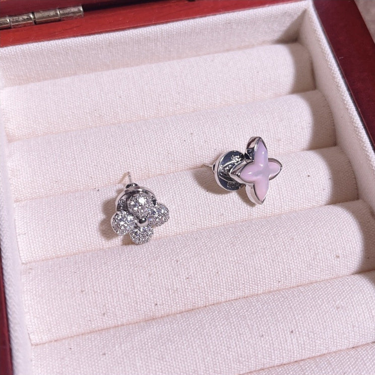 【雑貨】透かしクローバーの幸せピアス T01804