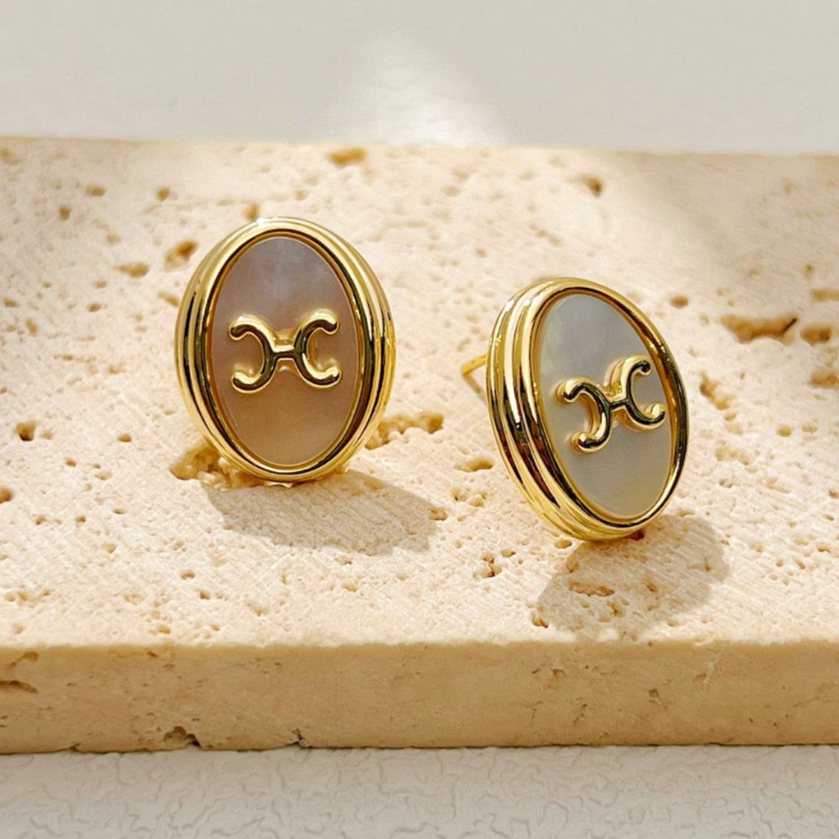 【雑貨】オーバルシェルピアス T01735