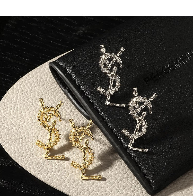 【雑貨】英字柄ピアス W14368