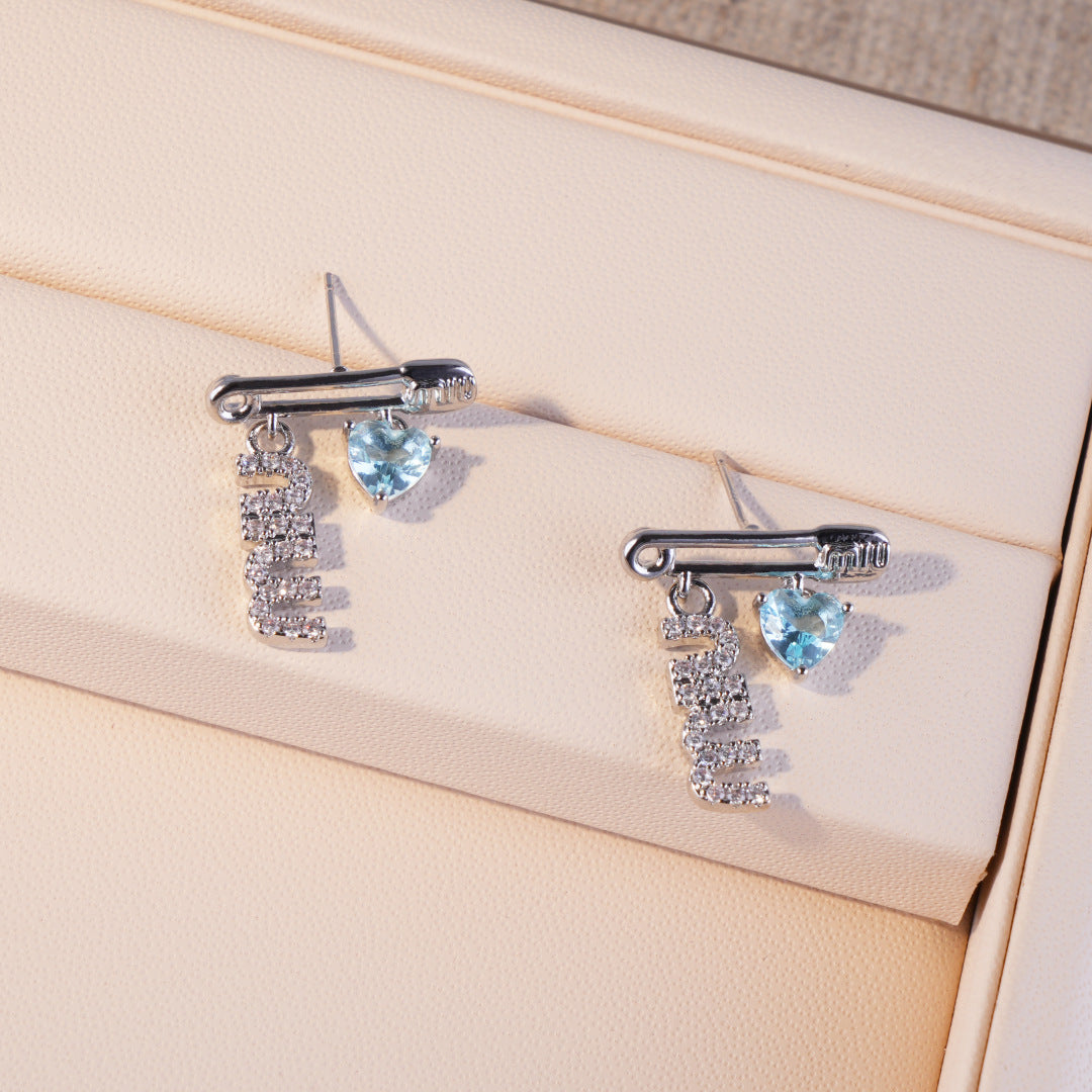 【雑貨】アルファベット×ハートのキュートピアス T01803