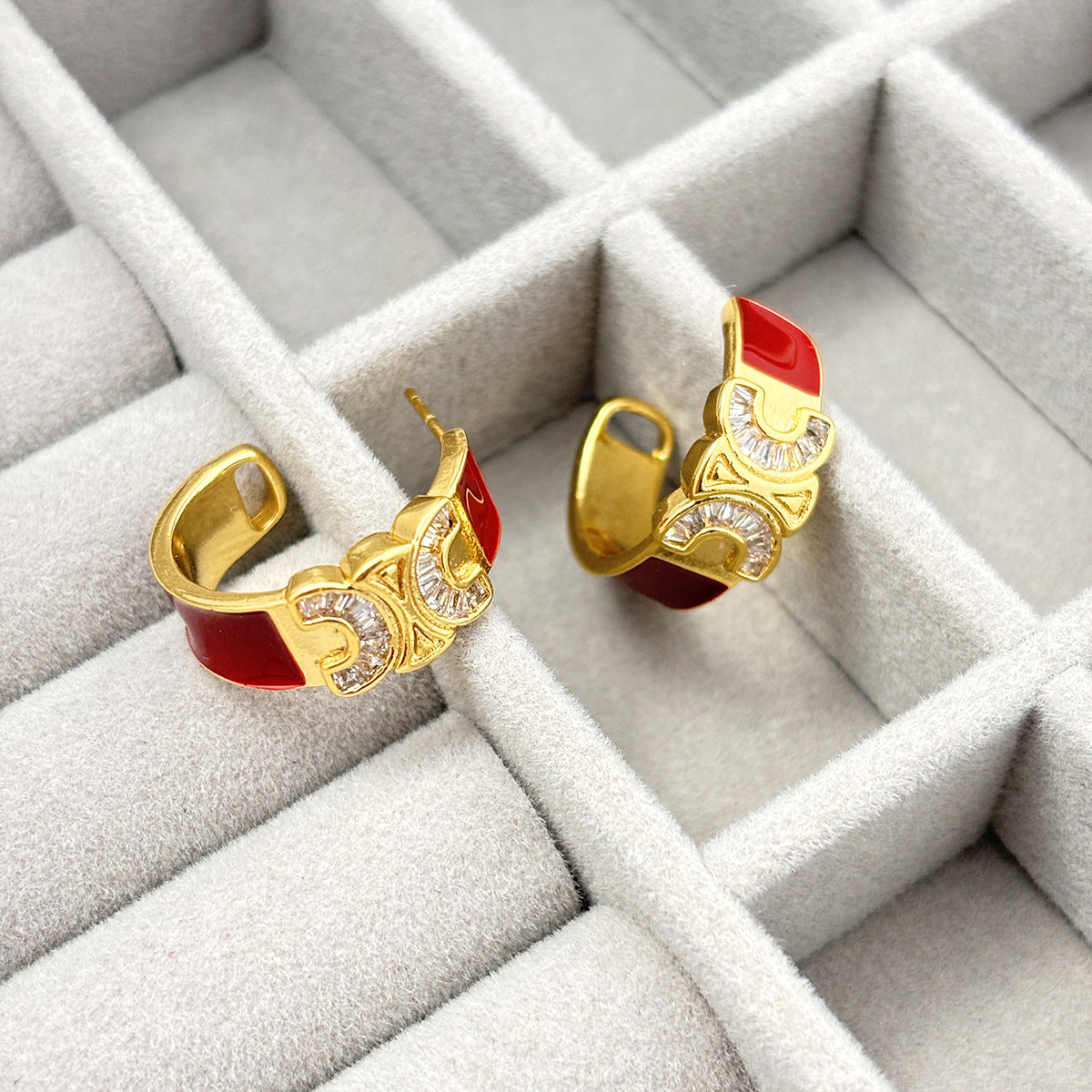 【雑貨】英字柄ピアス T01275