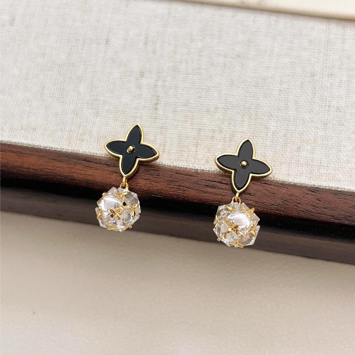 【雑貨】シンプルモノクロラグジュアリーピアス T01739