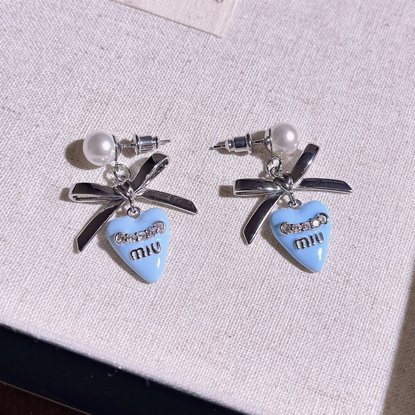 【雑貨】ブルーハートリボン付きピアス T01802
