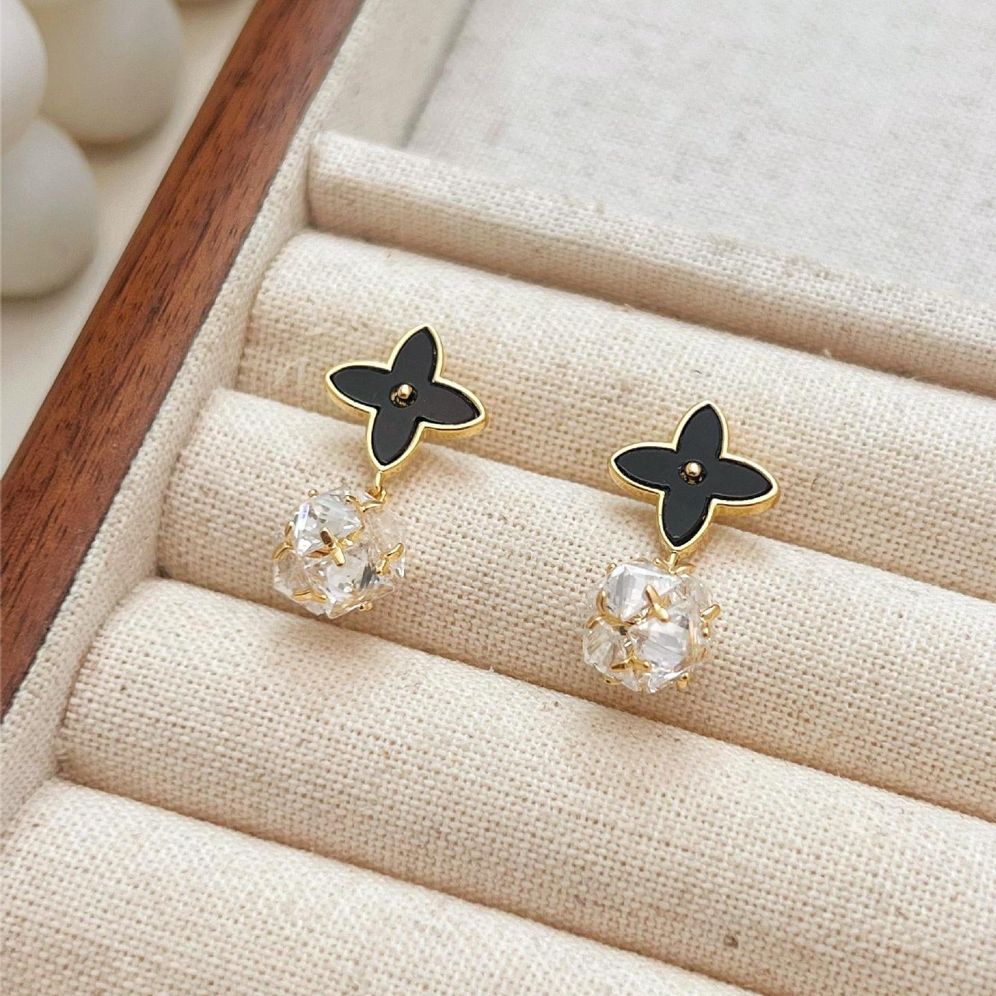 【雑貨】シンプルモノクロラグジュアリーピアス T01739