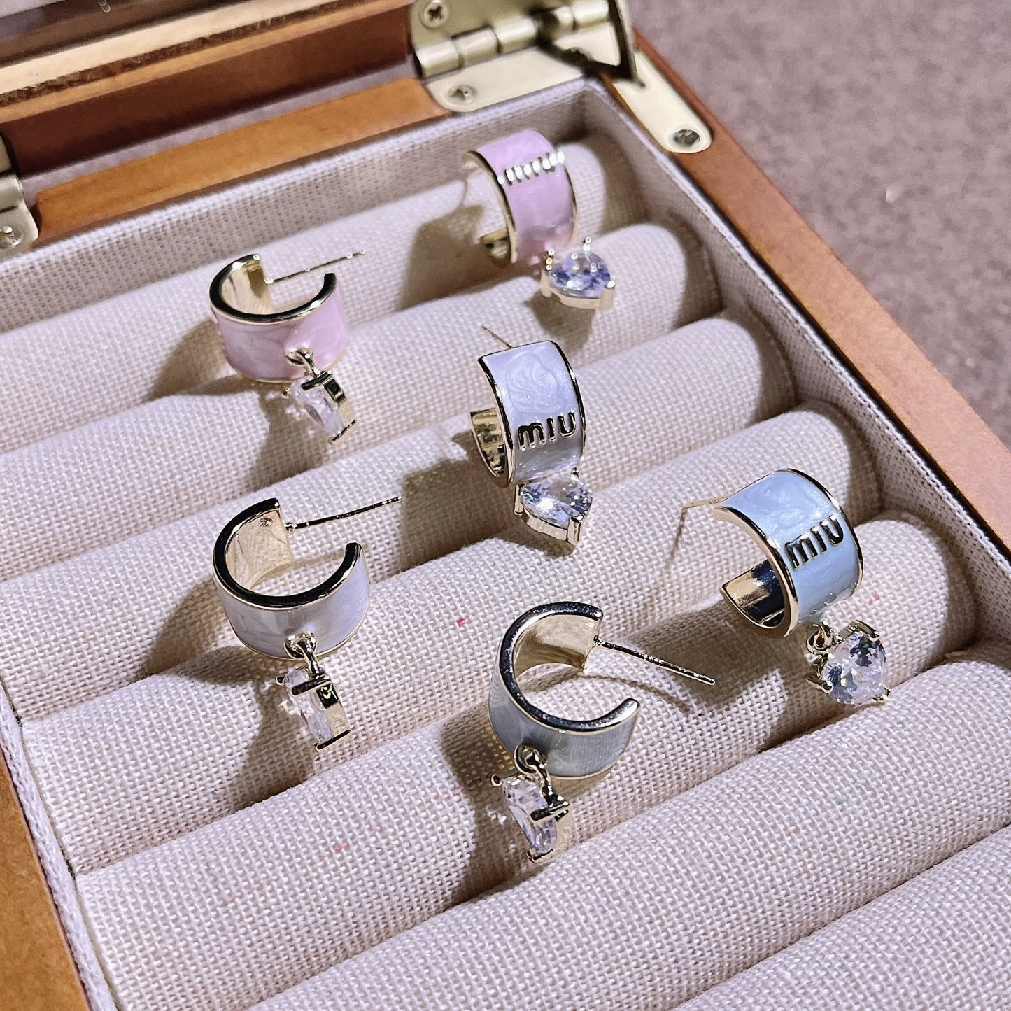 【雑貨】光の加減で色が変わるピアス T01799