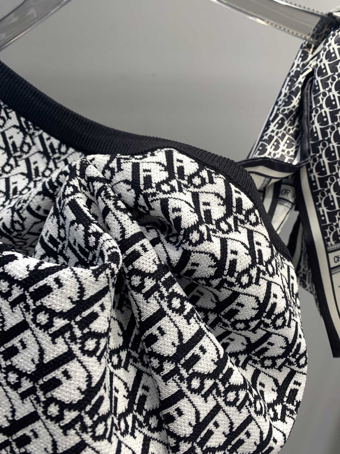 【Tops】色展開ジャカードスカーフ付きタンクトップ W12558