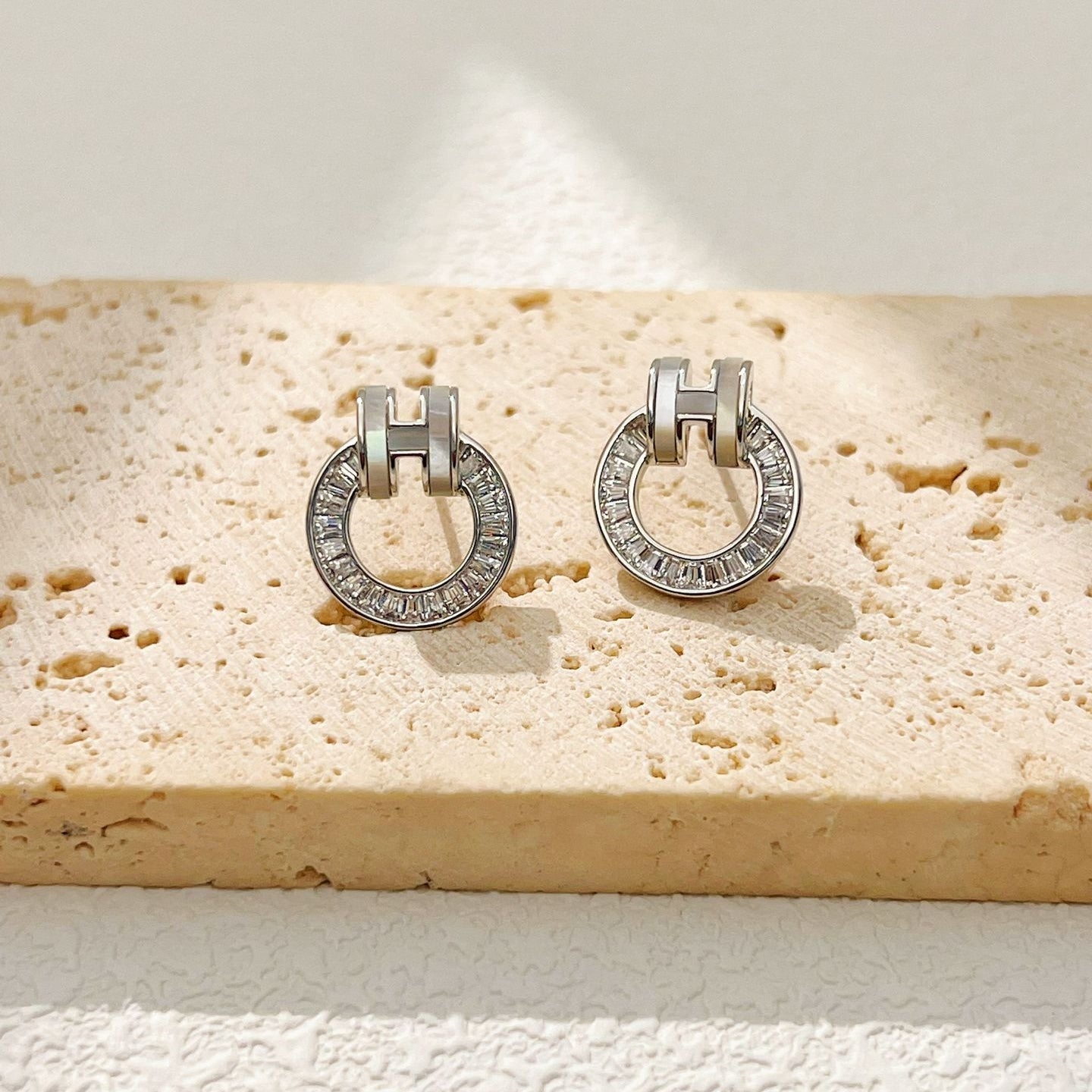 【雑貨】真珠貝とジルコンの丸型イヤリング T01733