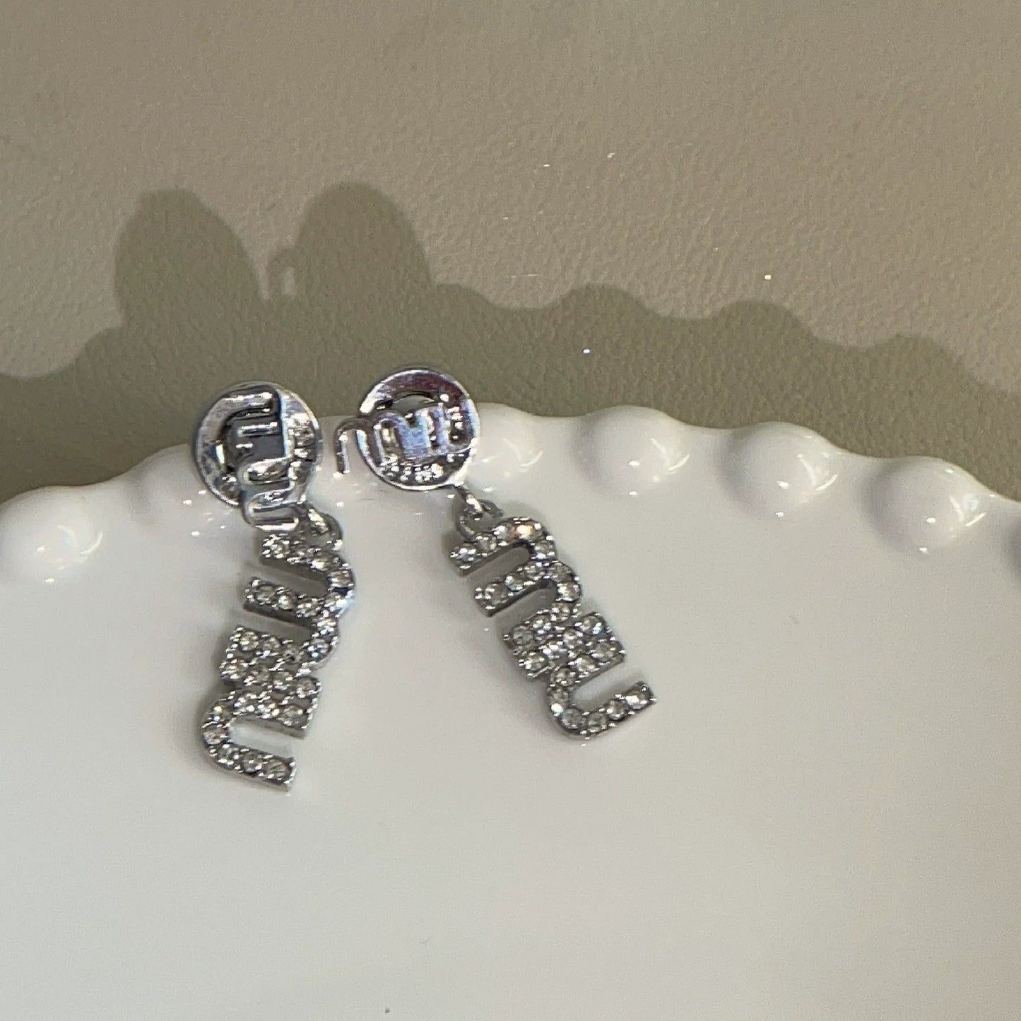 【雑貨】ラインストーン英字柄ピアス W11049