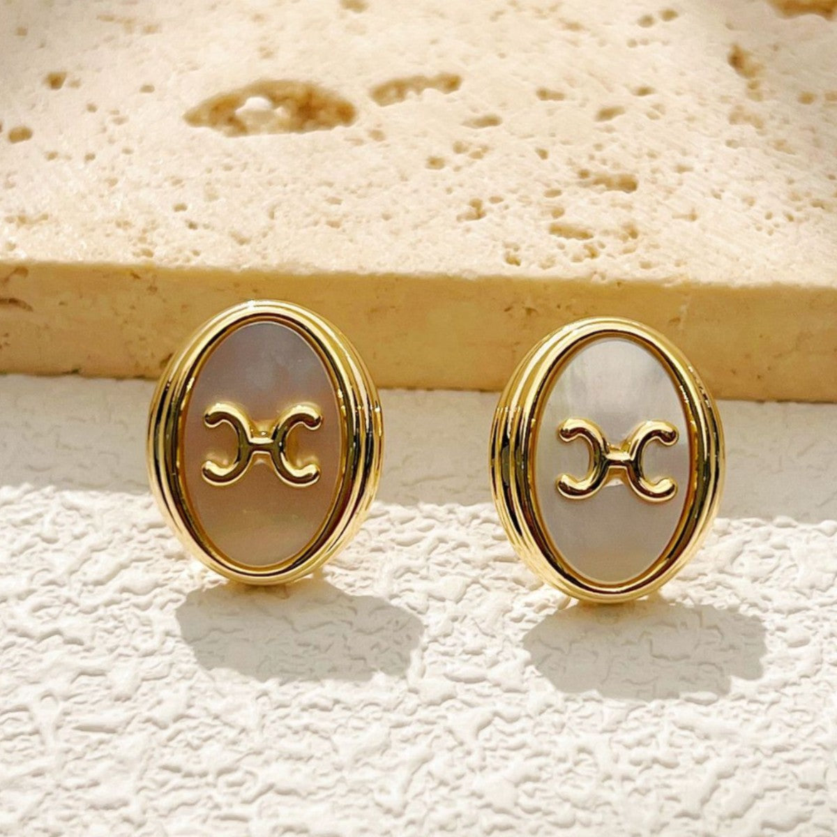 【雑貨】オーバルシェルピアス T01735