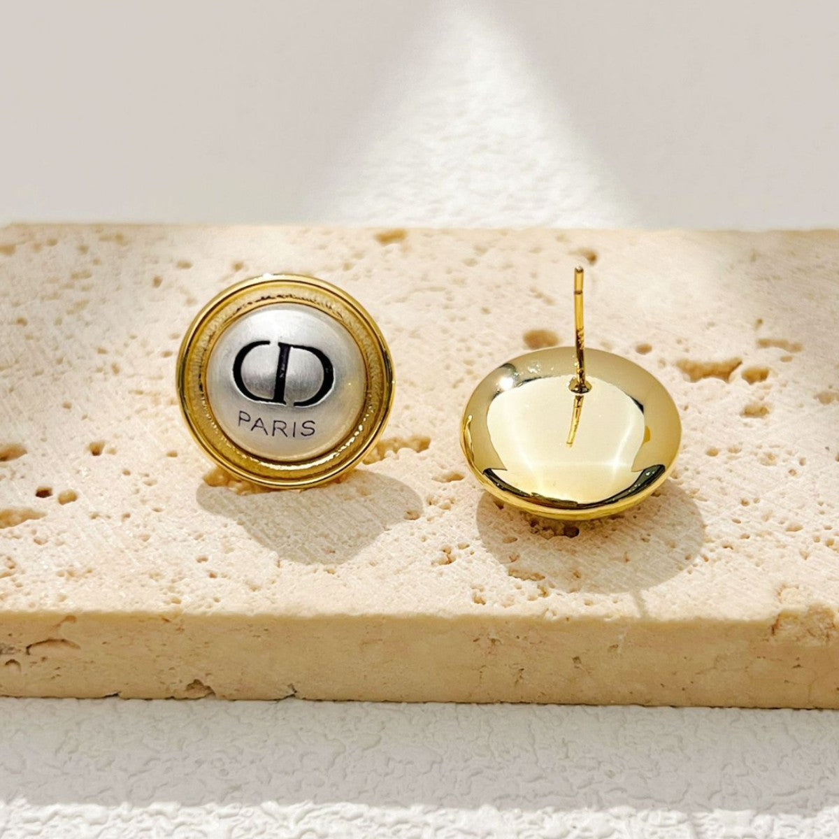 【雑貨】アンティーク調丸ピアス T01718