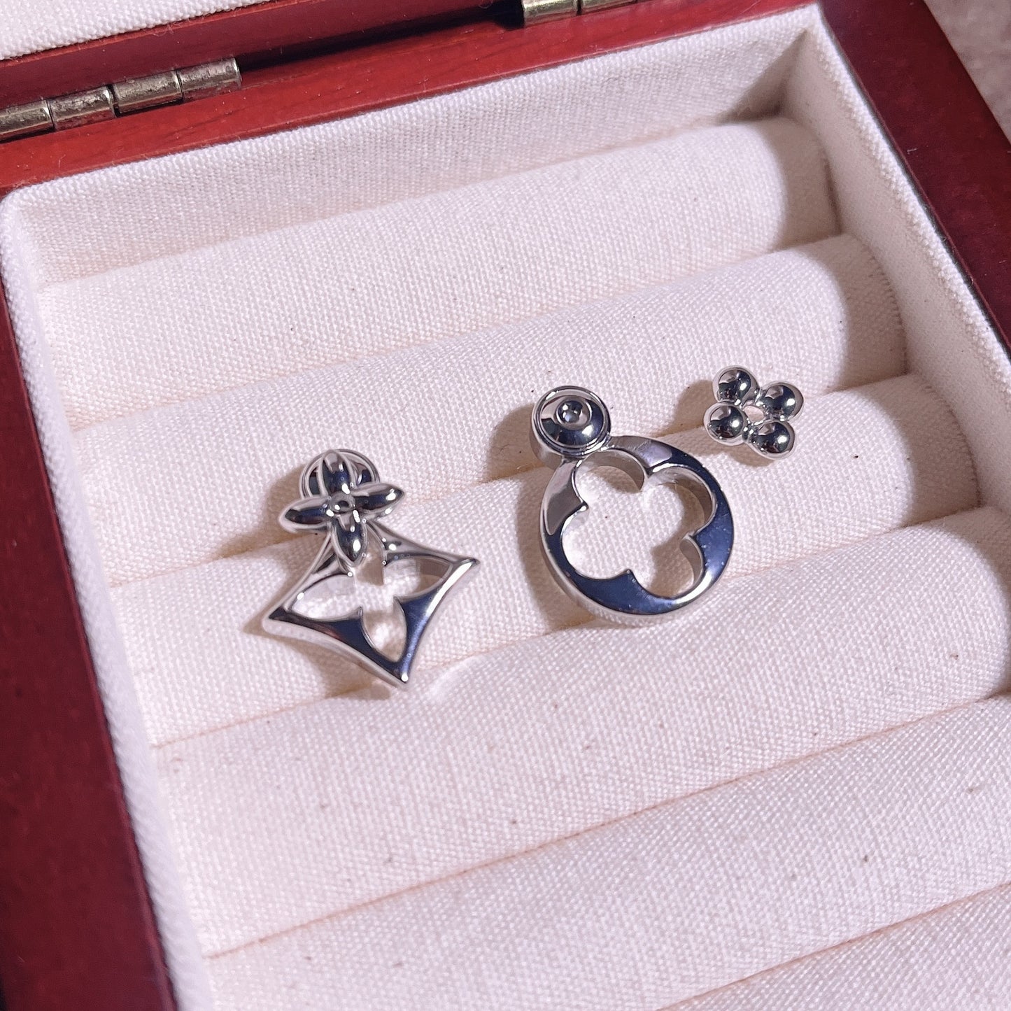 【雑貨】透かしクローバーの幸せピアス T01804