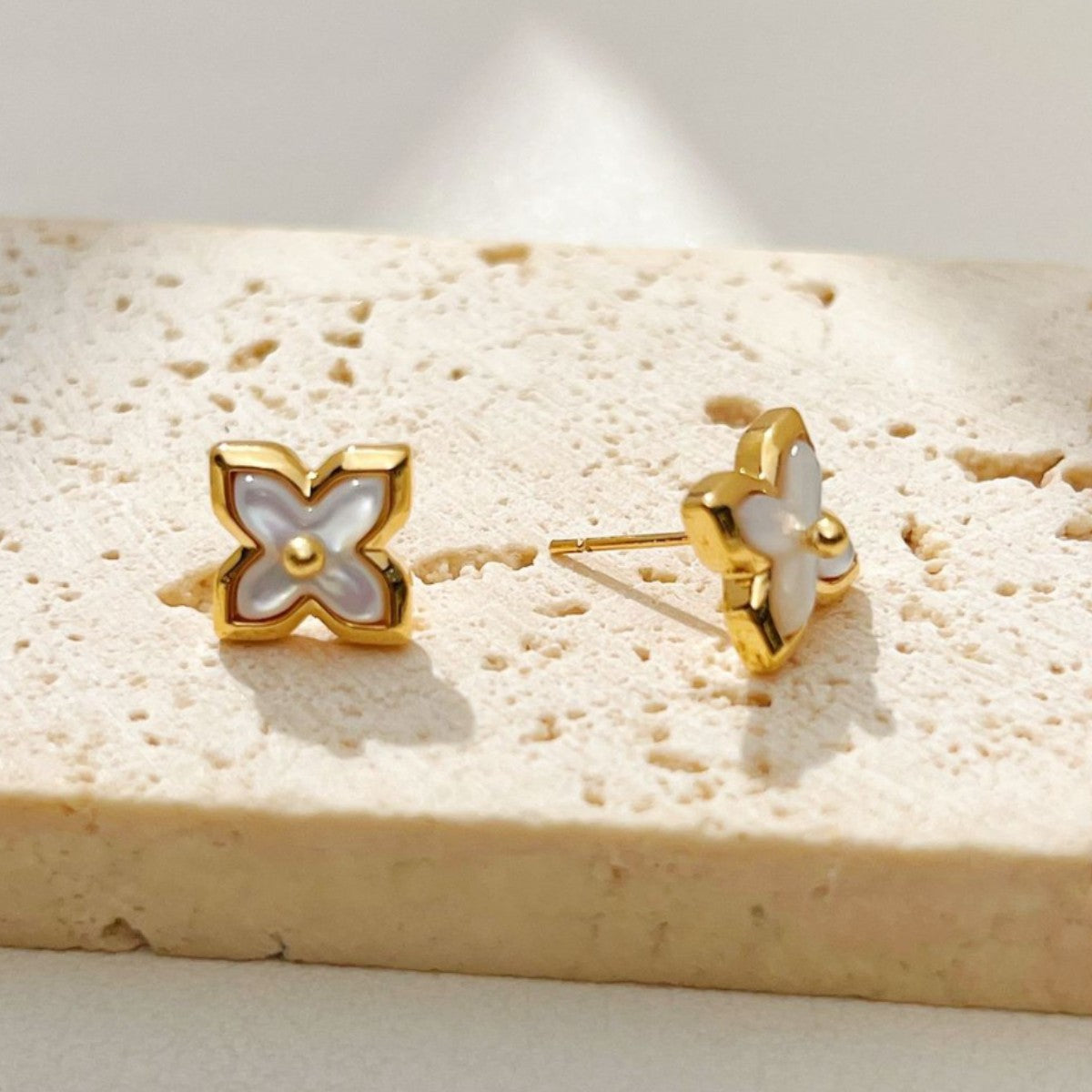 【雑貨】クローバーデザインピアス T01730