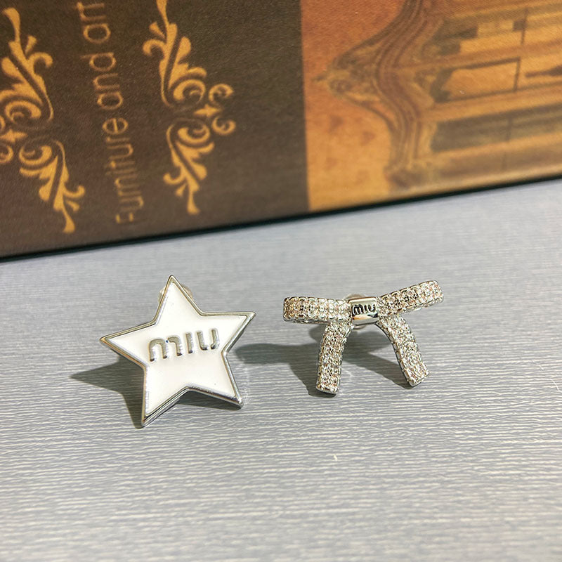 【雑貨】星形アシンメトリーイヤリング T01826