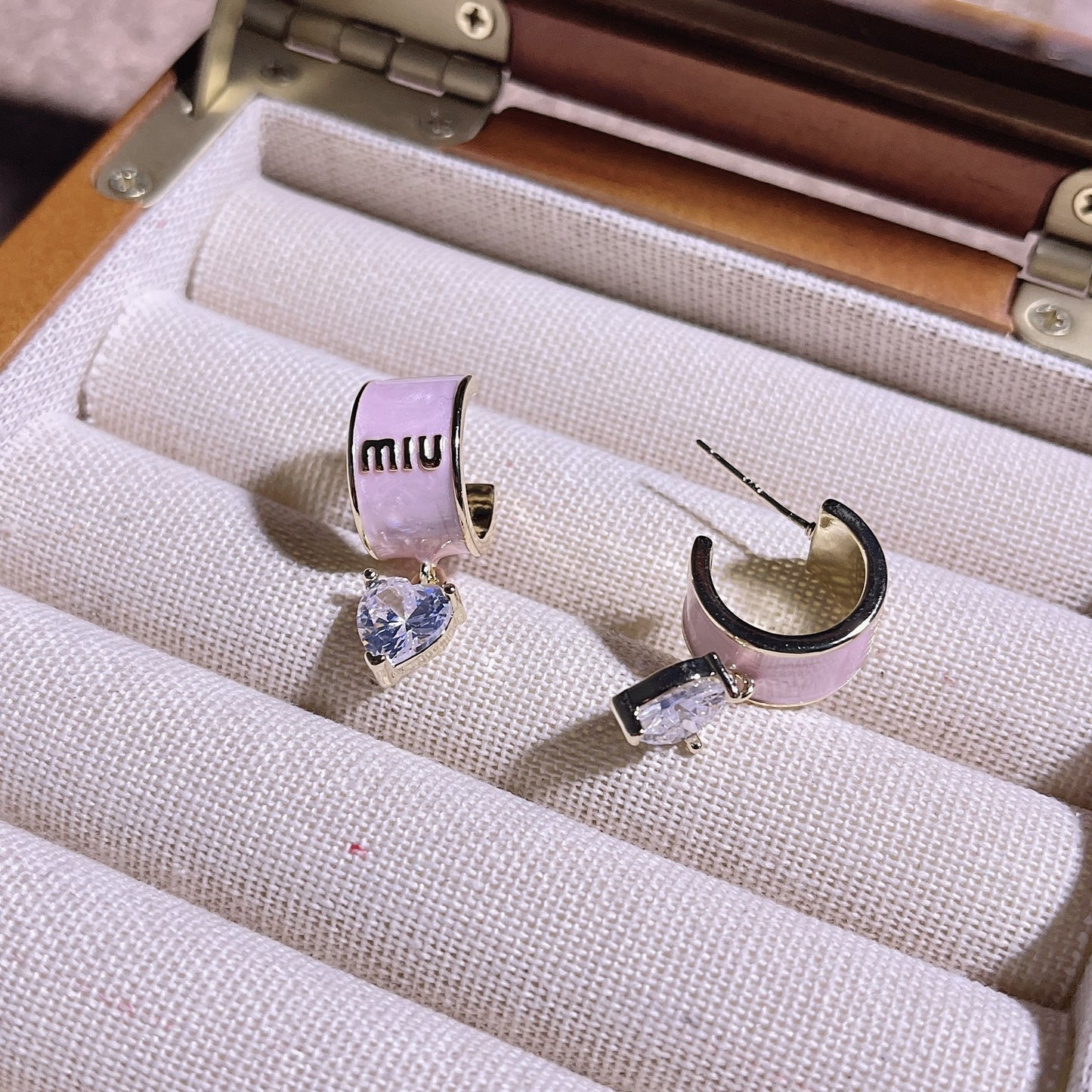 【雑貨】光の加減で色が変わるピアス T01799
