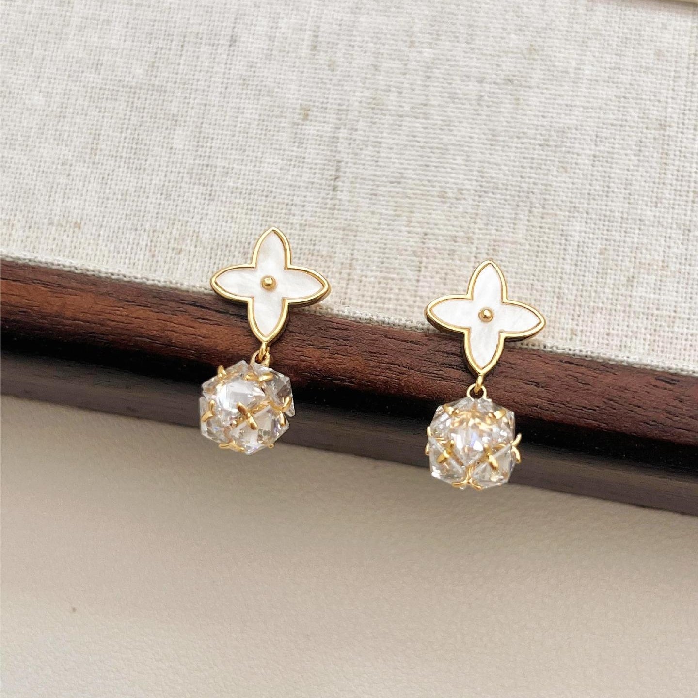 【雑貨】シンプルモノクロラグジュアリーピアス T01739