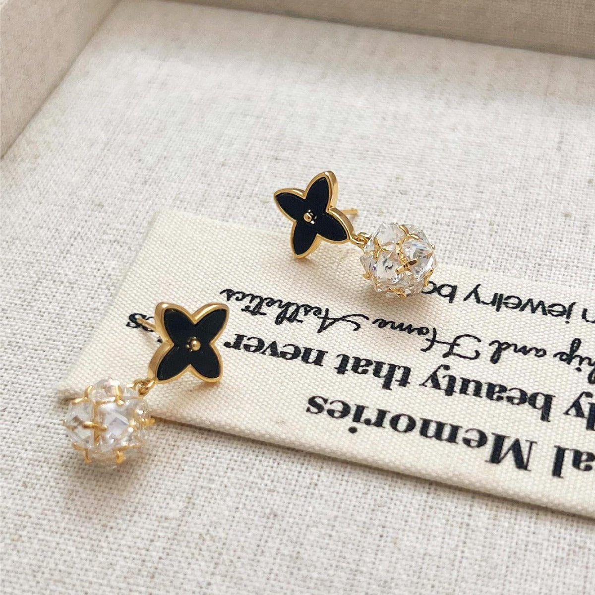 【雑貨】シンプルモノクロラグジュアリーピアス T01739