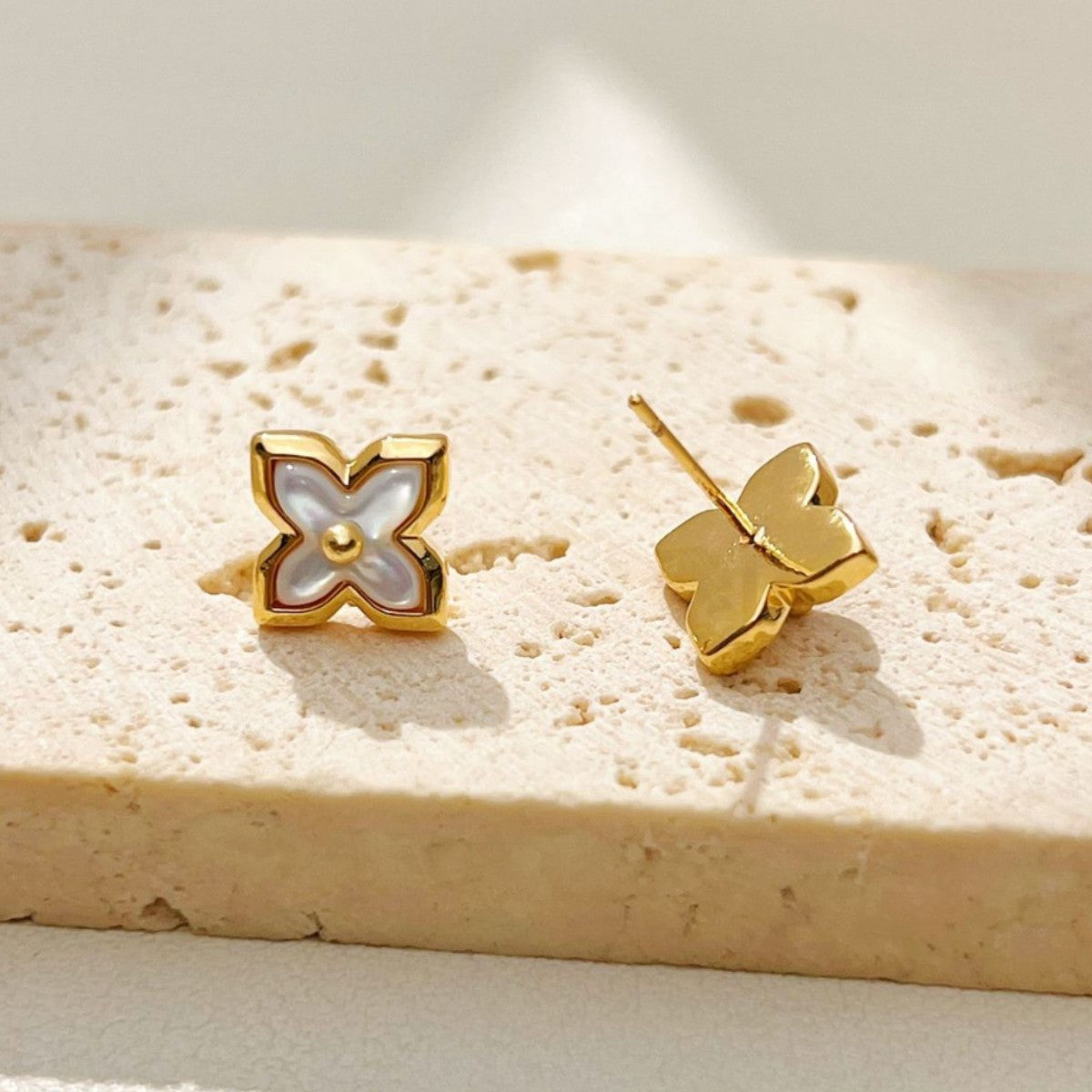 【雑貨】クローバーデザインピアス T01730