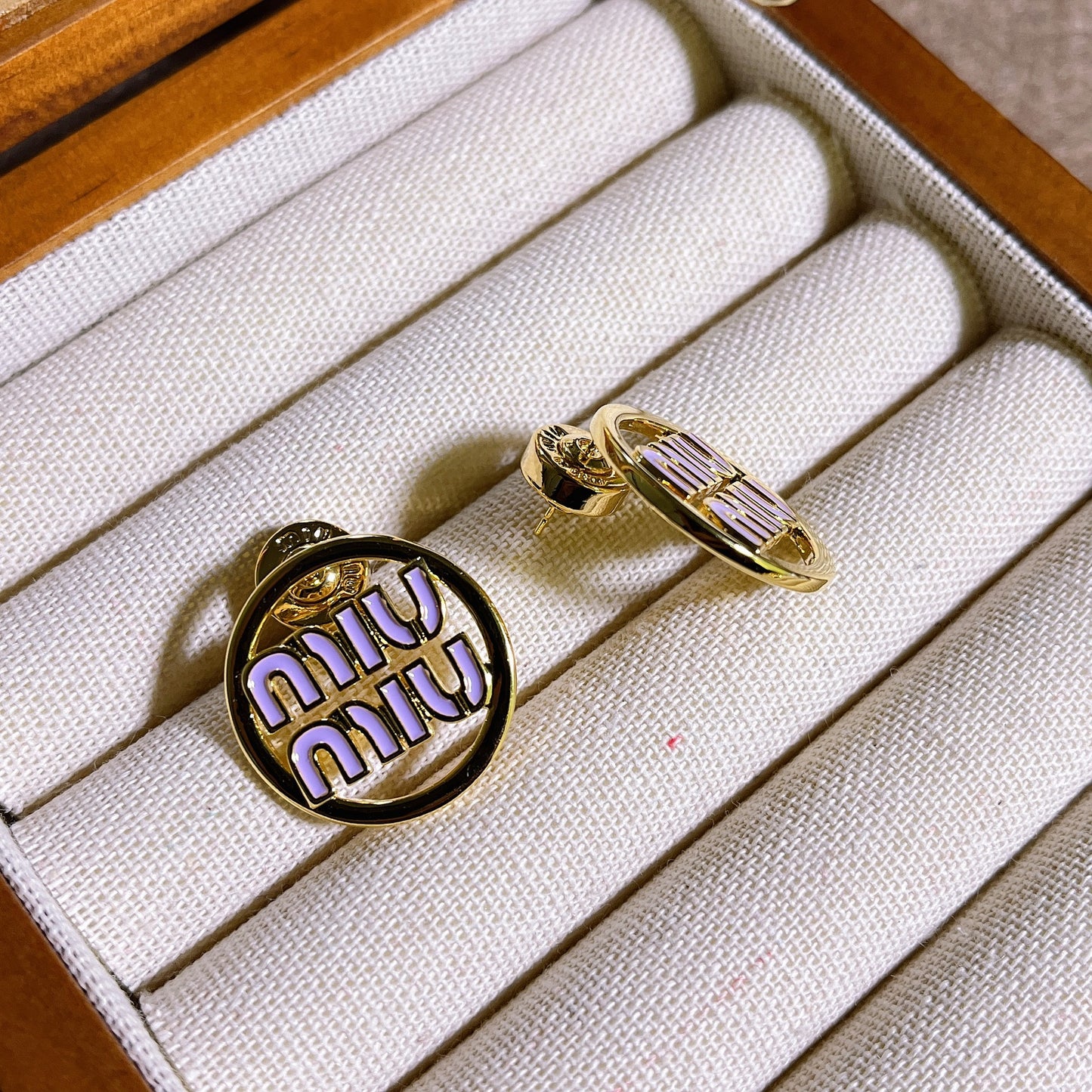 【雑貨】丸形切り抜き文字ピアス T01807