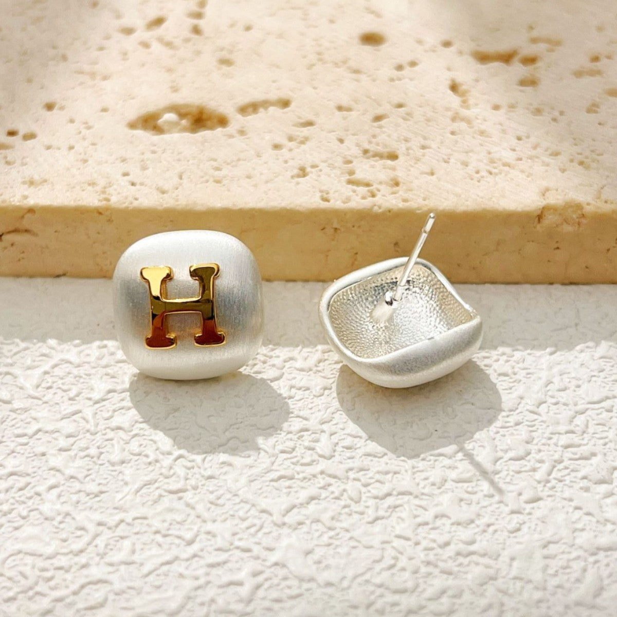 【雑貨】シンプルスクエア・ブラシ加工ピアス T01741