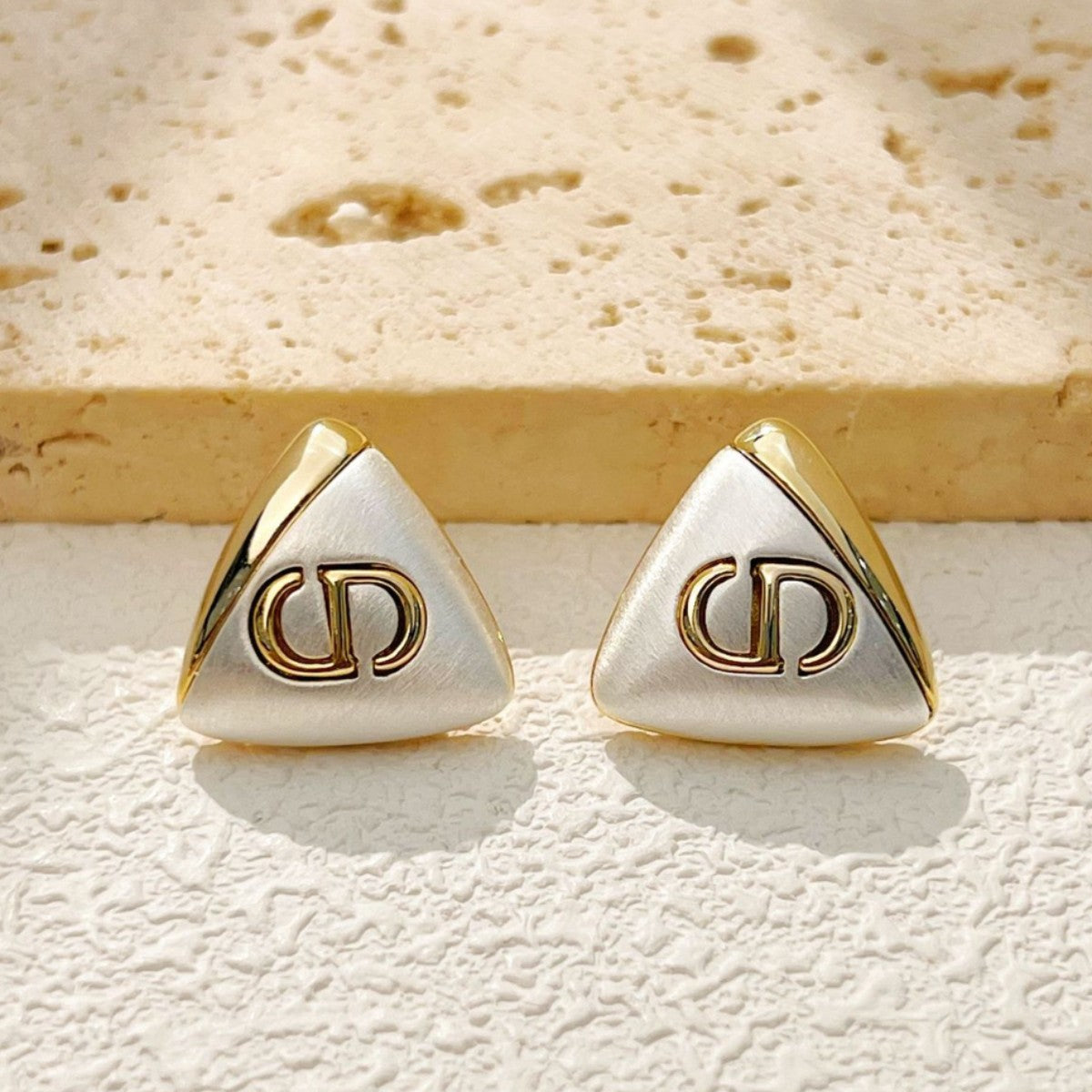 【雑貨】ミニマル・トライアングルピアス T01720