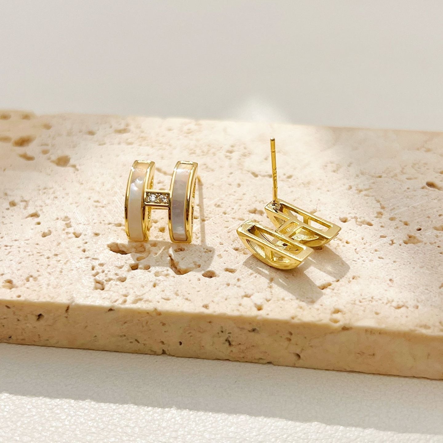 【雑貨】ラグジュアリーレターピアス T01728