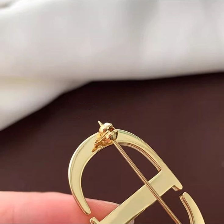 【雑貨】ダイヤモンドデザインブローチ T01502