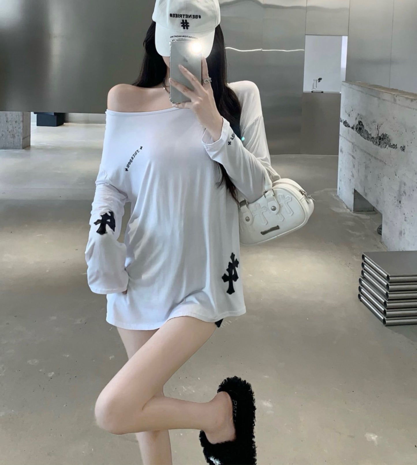 【Tops】バック透かし彫り薄いTシャツ W13113