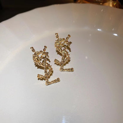 【雑貨】英字柄ピアス    W14368